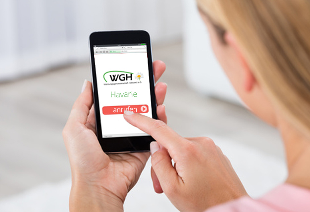 Frau w&auml;hlt Havarienummer auf Smartphone